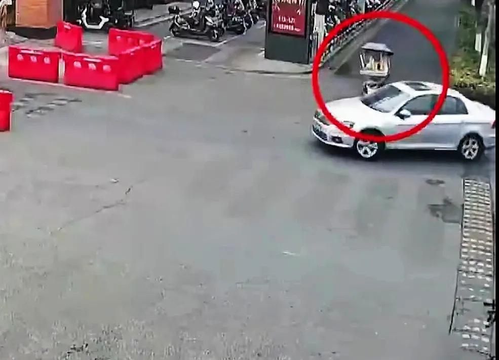 江苏常熟一外卖员4个月碰瓷15次,外卖员碰瓷收入过万被警方刑拘