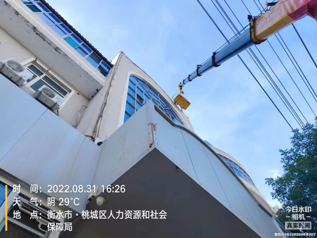 创城工作清除多余垃圾美化环境,创城清理窗户堆积物