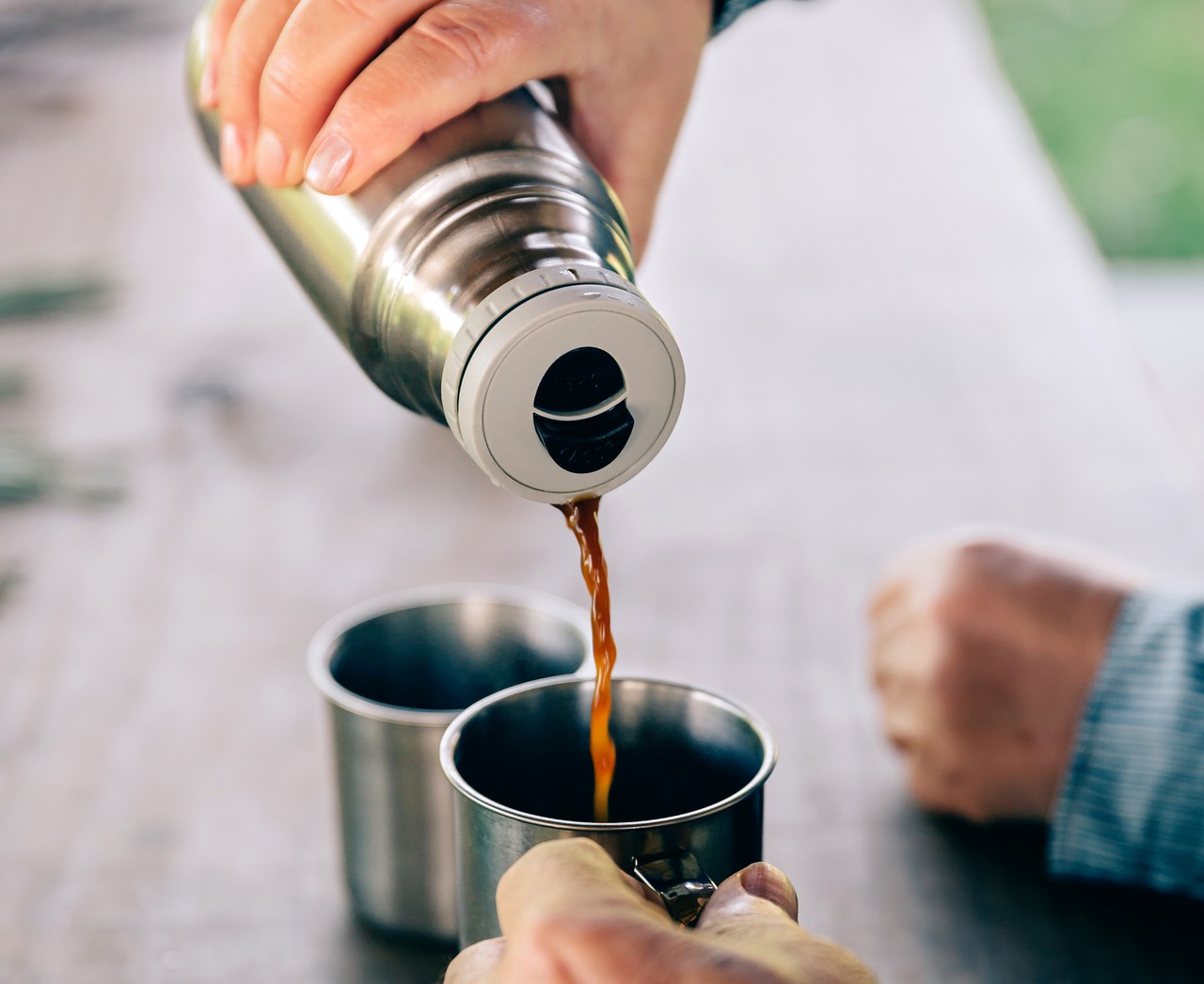 不锈钢保温杯温水进去毒水出来,央视爆料保温杯热水变毒水