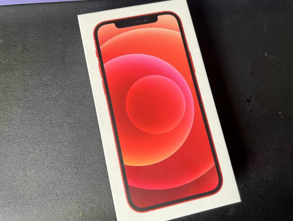 花一个月工资从拼多多买iPhone12，女朋友差点误会，价格很便宜