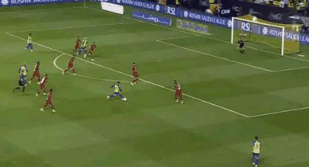 C罗世界波破门+主动让点，利雅得胜利2：1逆转取胜，榜首却不保！