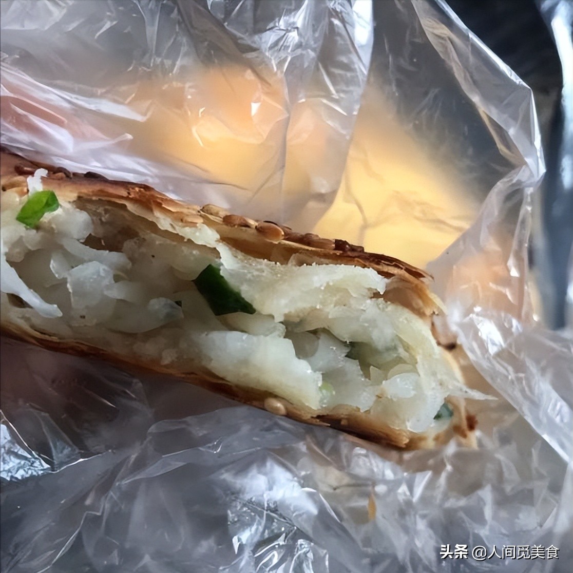 80后小夫妻摆摊卖饼,月入一万元勤劳夫妻摆摊卖饼