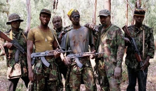 中枪还想跑？AK47真正威力令人恐惧，影视剧完全是在轻视它