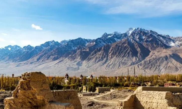 中国唯一与阿富汗接壤的县城，遍地金发碧眼的美女，游客络绎不绝