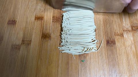 洋葱拌木耳豆腐皮的正确方法视频,两张豆腐皮