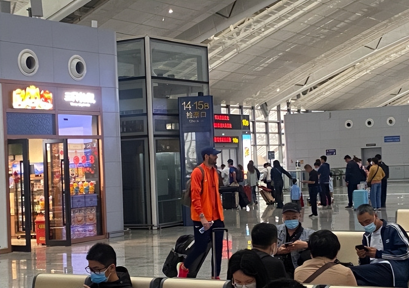 中超第30轮费莱尼怎么没上场,费莱尼再度质疑中超var判罚