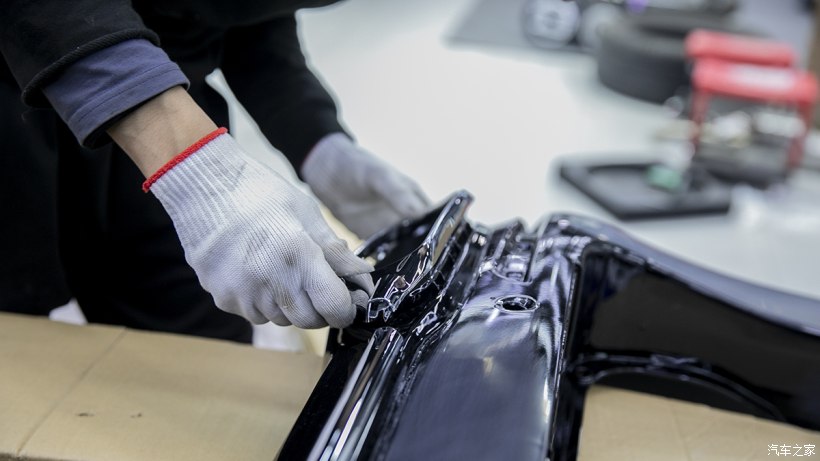 银色奔驰威霆改迈巴赫双拼色,威霆国六内饰改成迈巴赫款式