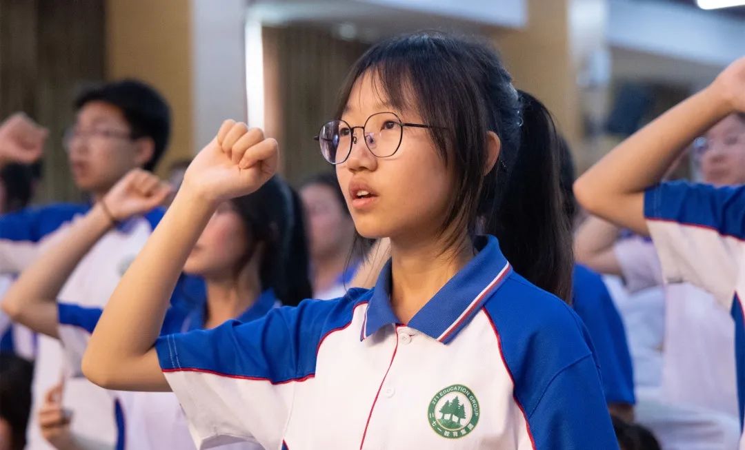 青春仪式展青春风采追青春梦想,挥洒汗水激扬青春放飞梦想