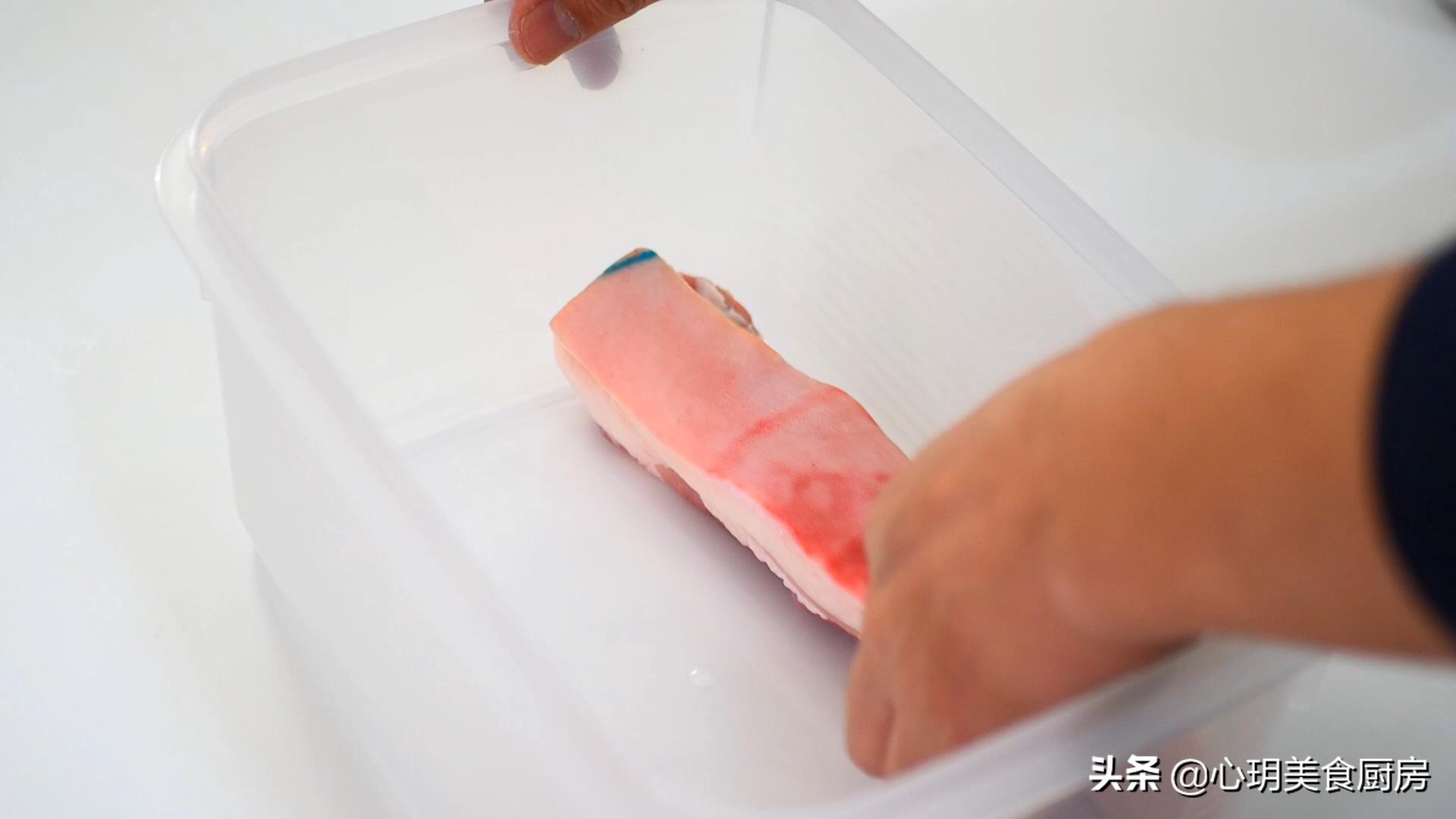 五花肉直接放水里煮一个小时,五花肉直接放酱油中泡2天