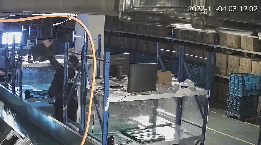 他们假装应聘偷偷潜入电商公司,目的竟是......