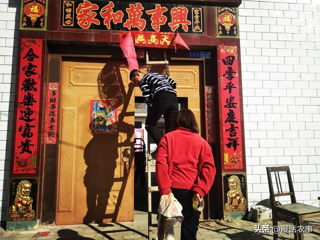 春联上下联最后一个声调正确贴法,楼房入户门春联的正确贴法