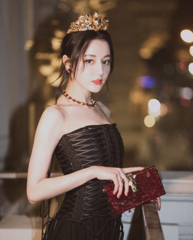 脸上有痘坑的明星,脸上爆痘特别多还好看的明星