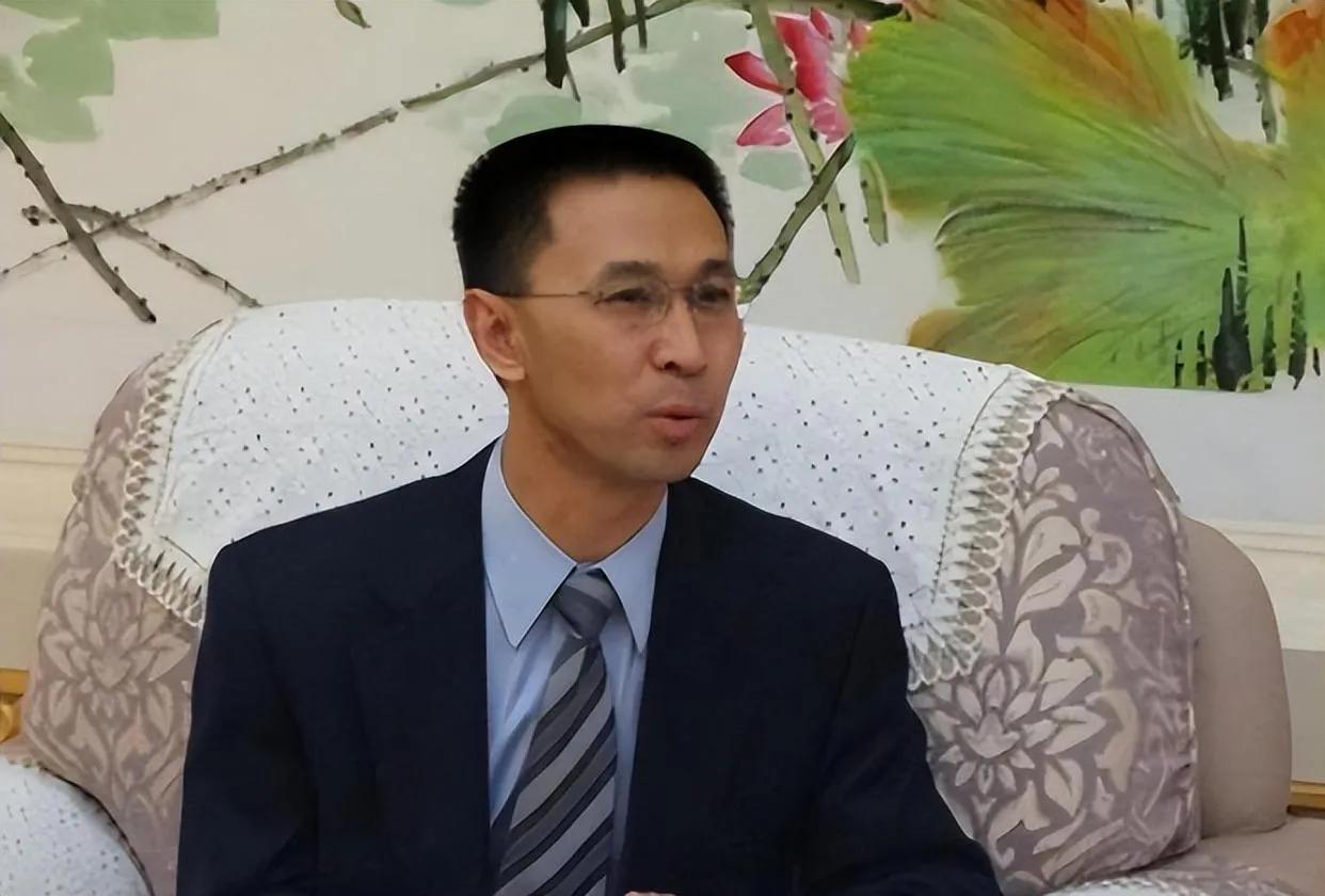 中央一台主持人海霞婚姻情况,央视主持人海霞老公叫什么名