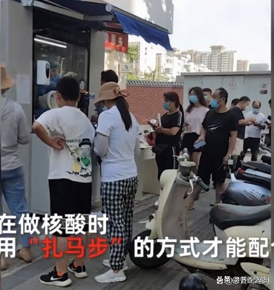 郑州核酸采样屋引争议,郑州核酸采样小屋被风刮跑