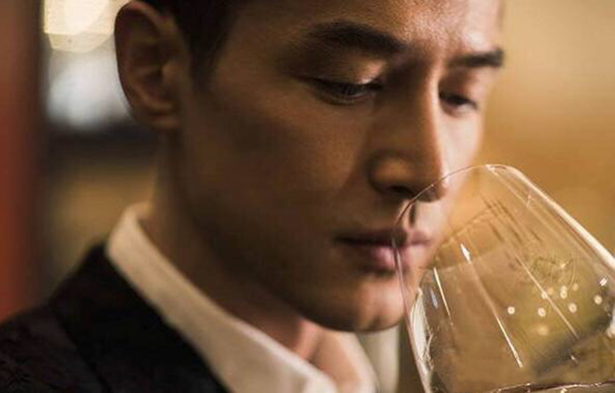 有美人尖下巴的明星,下巴不尖但很平的明星