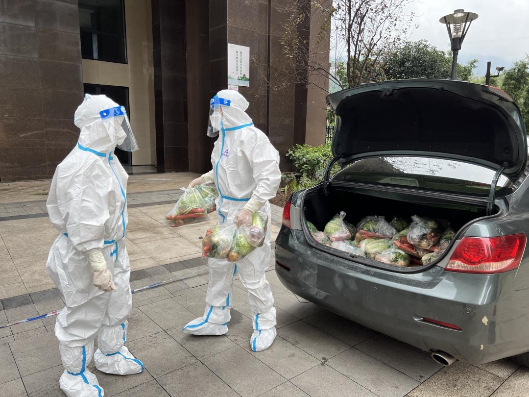 抗疫战中的一抹志愿红,那一抹最亮眼的志愿红