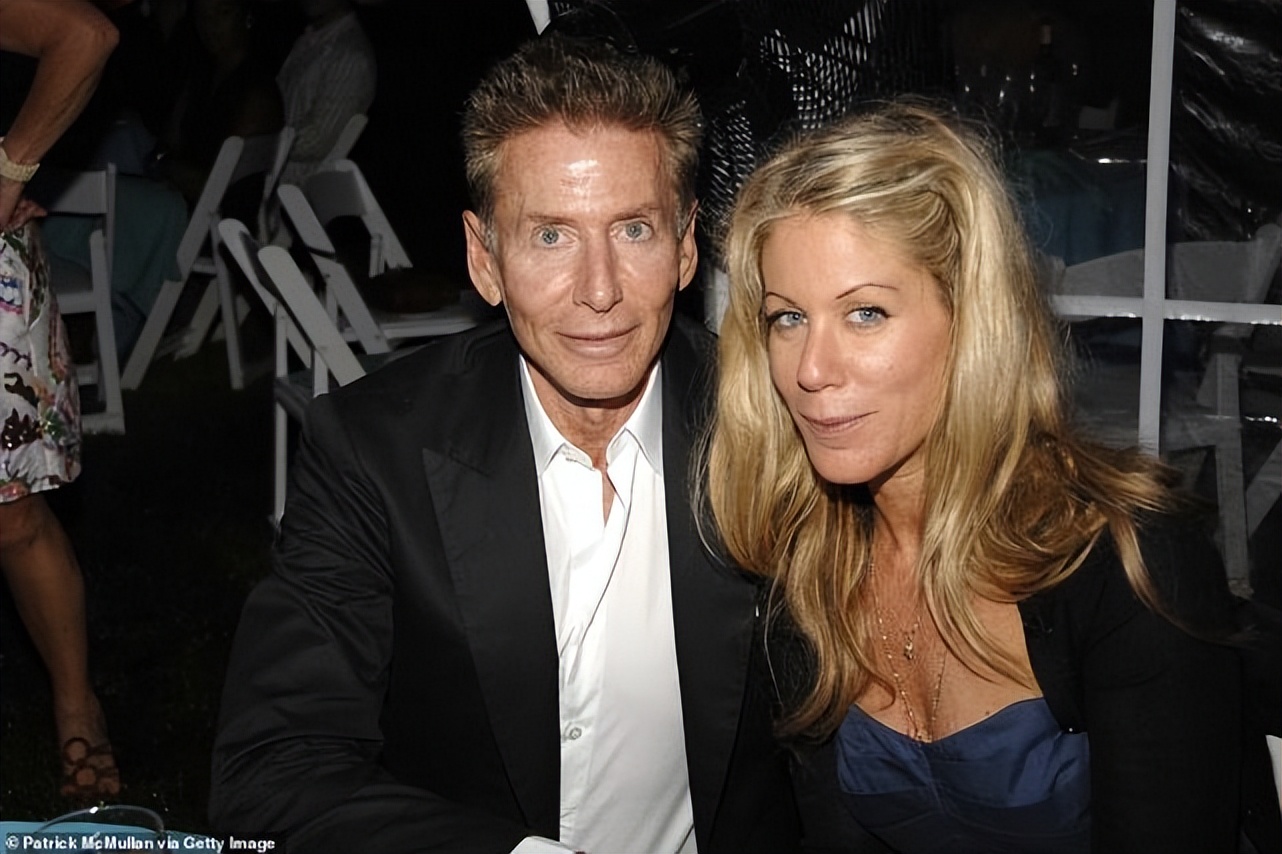 79岁CK创始人的情史，曾有两任漂亮前妻，今和34岁男模约会已六年