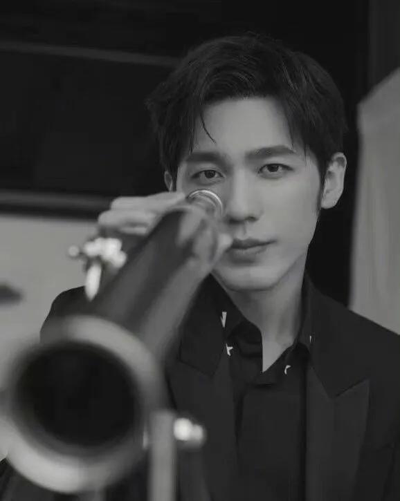 网曝李兰迪加入尾鱼宇宙:《三线轮回》仅拍30天,这宇宙还有救吗