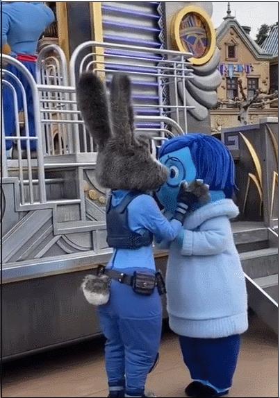 又丧又真诚？迪士尼形象忧忧被迫营业惹人怜，打工人狠狠共情