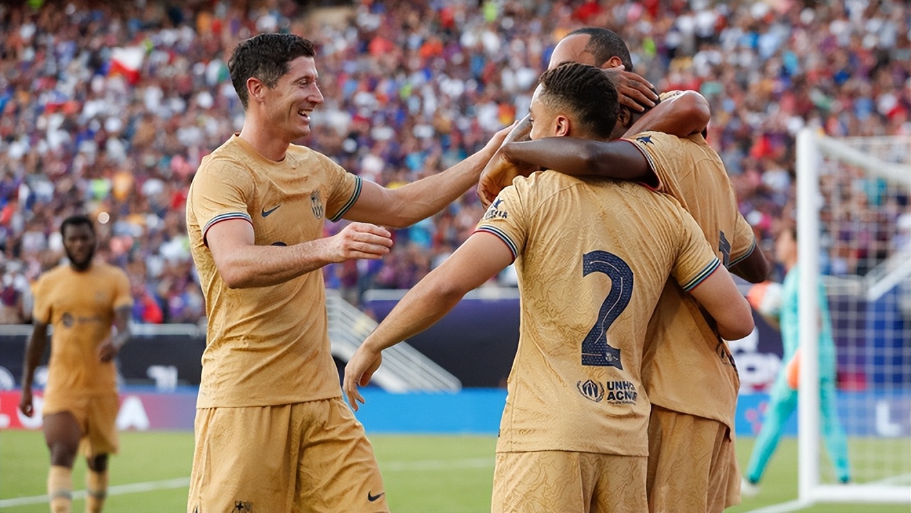 莱万两球拜仁客场6-2大逆转,莱万对战巴萨梅开二度