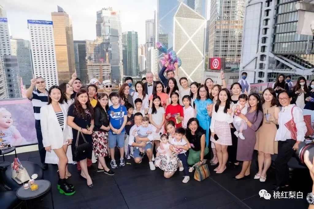 有钱人的名利场：甘比为什么要巴结82岁的他？