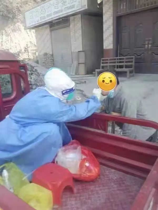 防疫第一线亮丽风景线,医护人员防疫最美背影