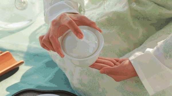 喝茶真的能让牙齿变黄吗,喝茶真的会让自己的牙齿变黄吗