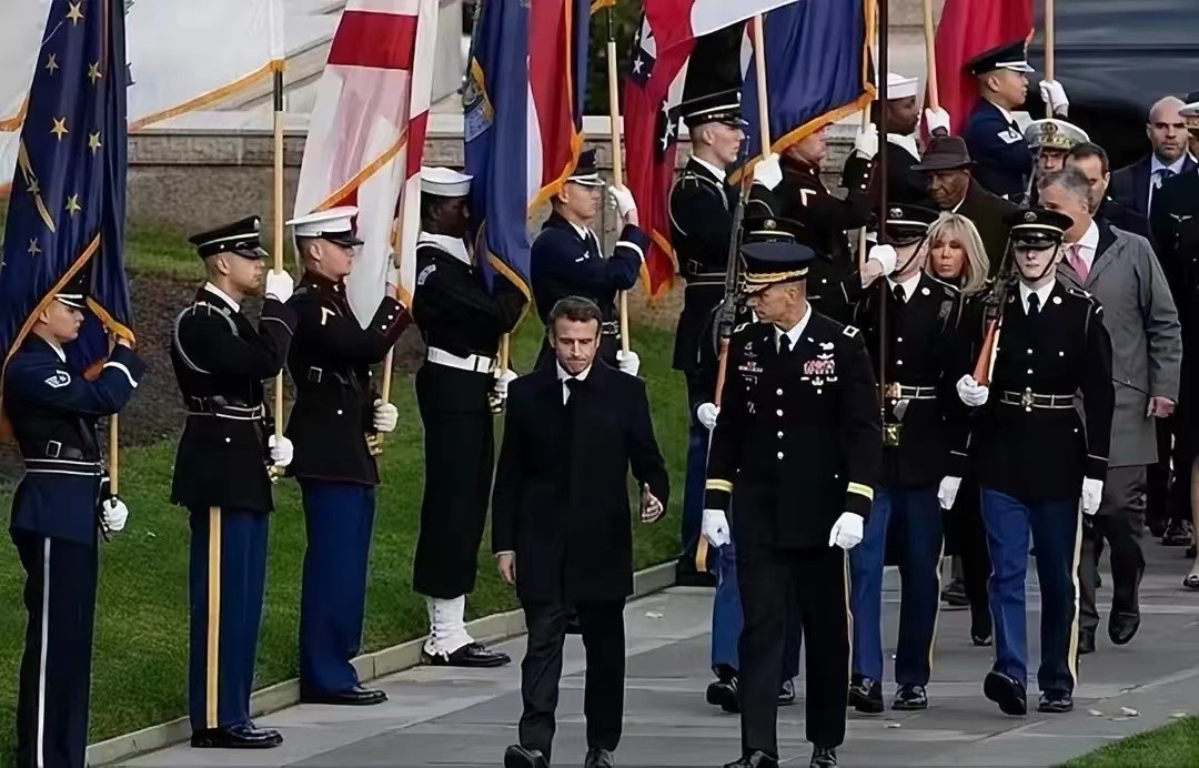 布丽吉特身穿红色大衣,布丽吉特时隔46天后首次亮相