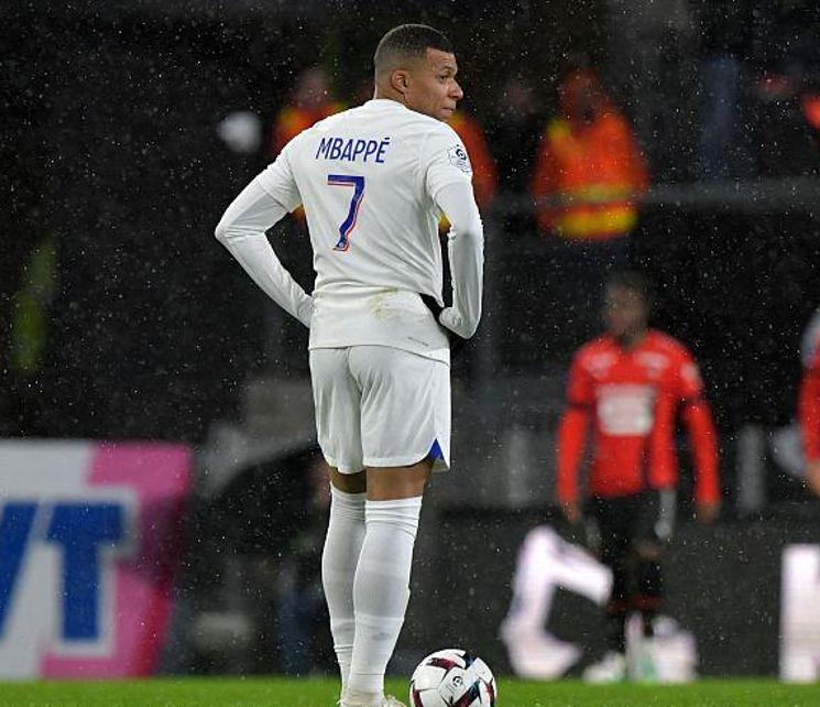 梅西改变踢法,梅西改打前腰