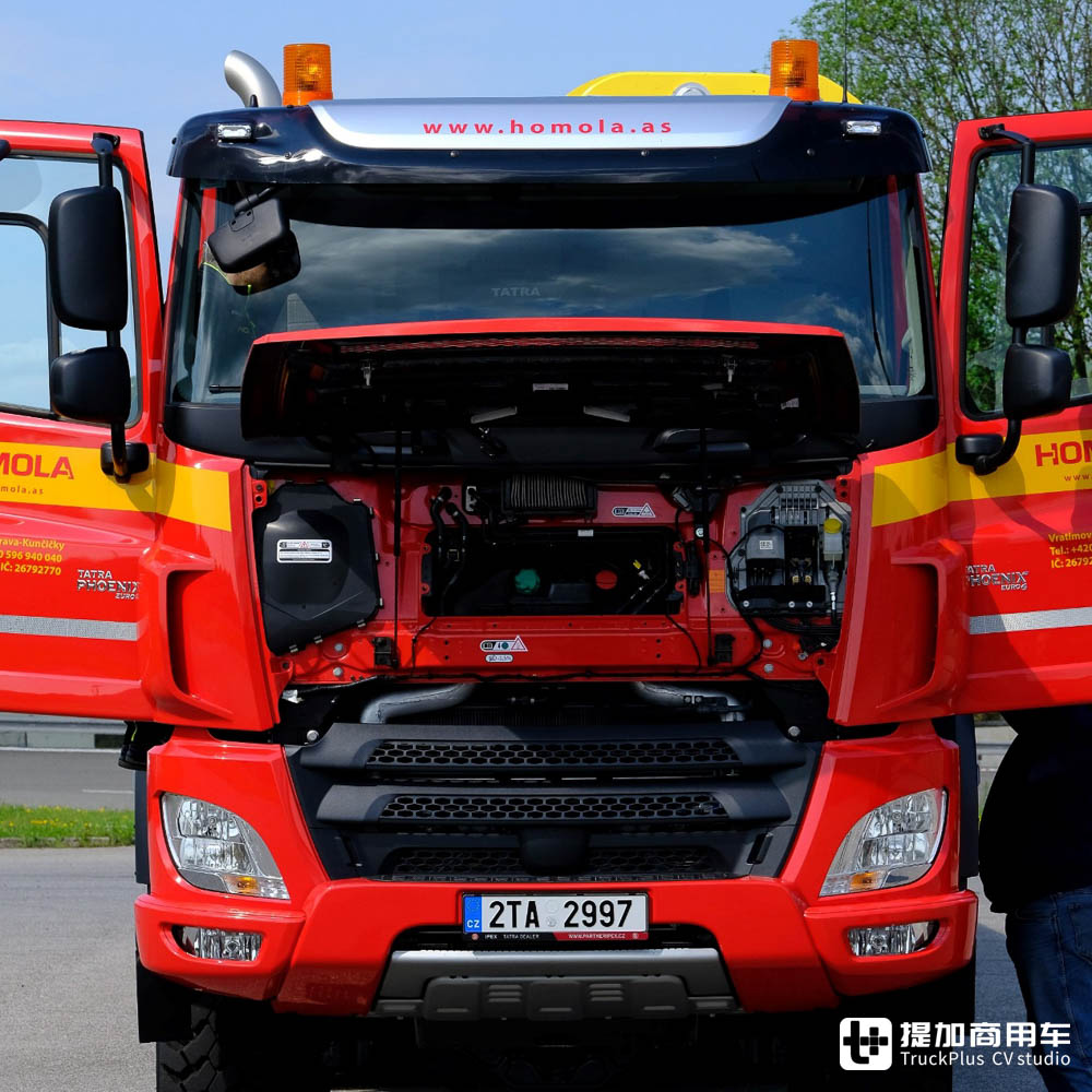 六驱军用卡车随车吊,太脱拉8x8凤凰全地形越野房车