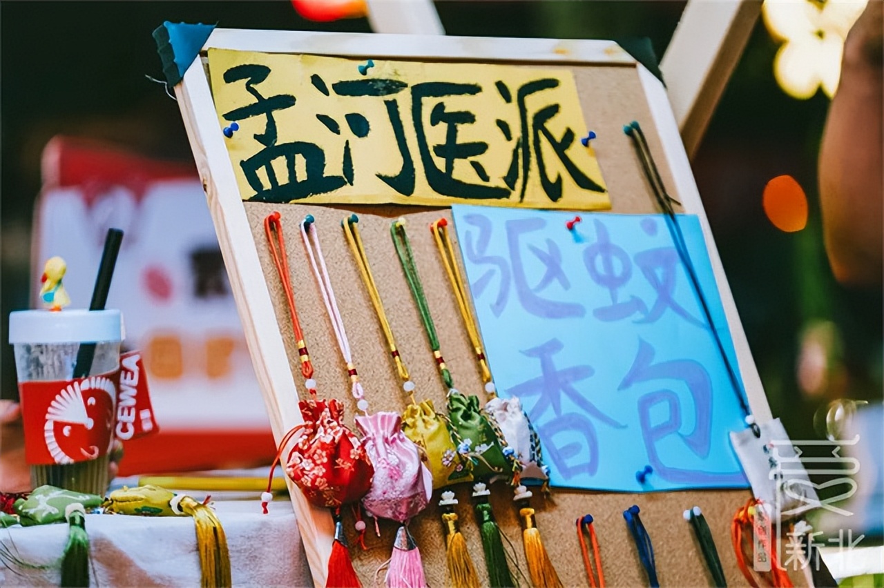 仲夏夜,逛“井井有条街·青年创业集市”,有生活有晚风也有故事……