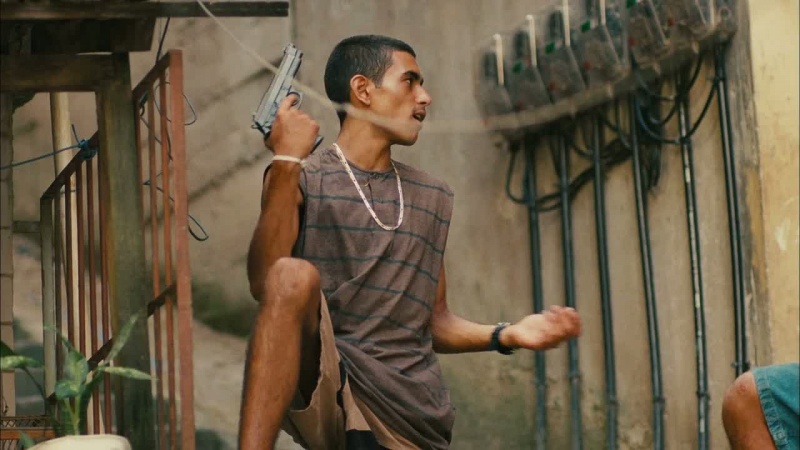 向贩毒和腐败说不！巴西以暴制暴电影《精英部队2》中出现的*器武**