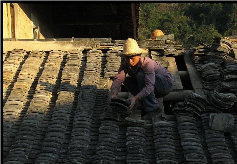 一老人在粮库放老鼠夹时捡到个金牌，儿媳妇:别声张，拿去打耳环