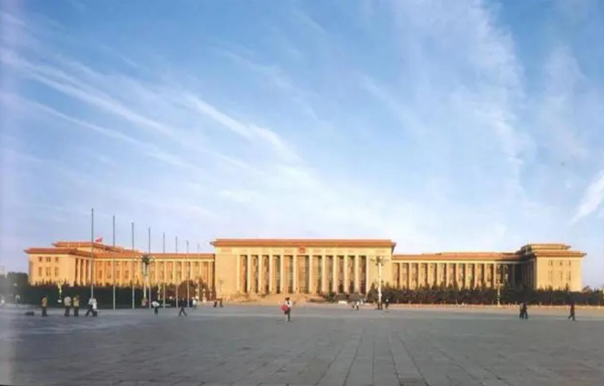 人民大会堂名字为何是后改的？它原先叫什么？毛主席亲自改名