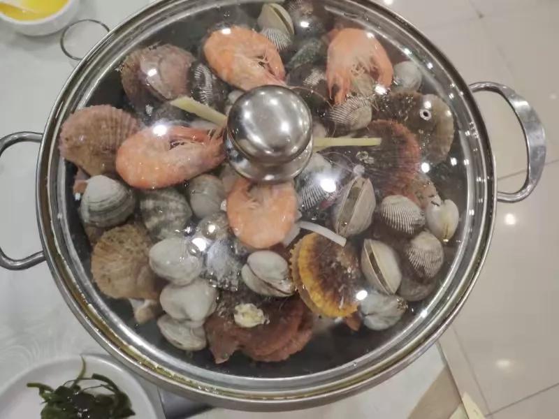 女人结婚多年无法怀孕，在一次同学聚会中，怀上了人家老公的孩子