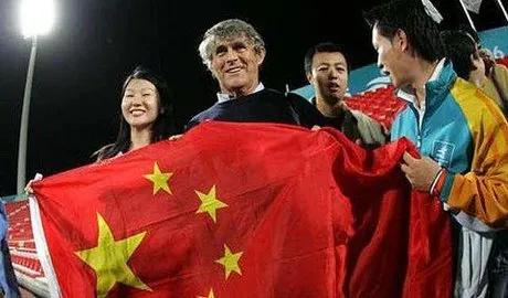 前国家队主帅米卢观看国足比赛,国足前主帅米卢态度决定一切