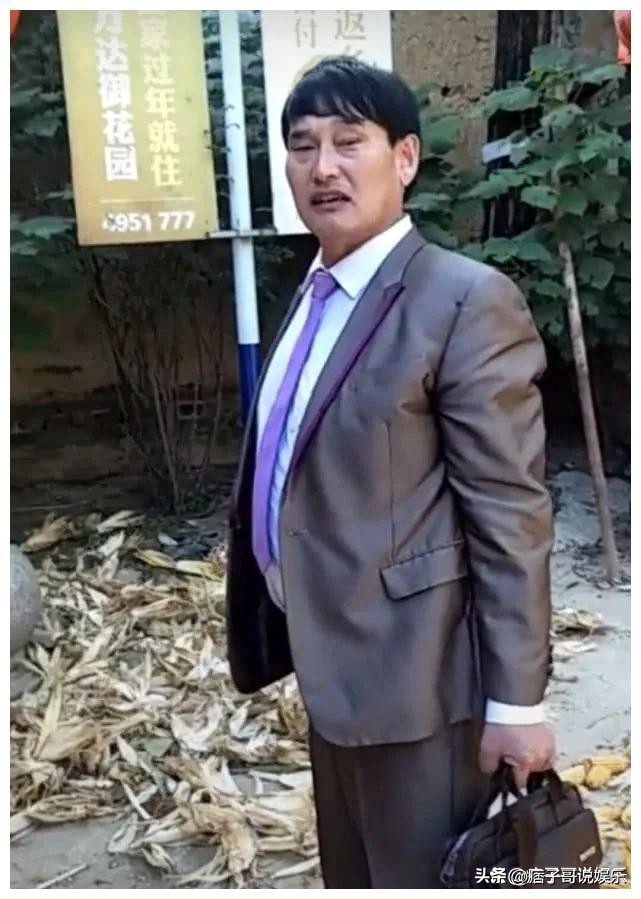 大衣哥儿子和媳妇儿的最新消息,大衣哥儿子小伟订婚了吗