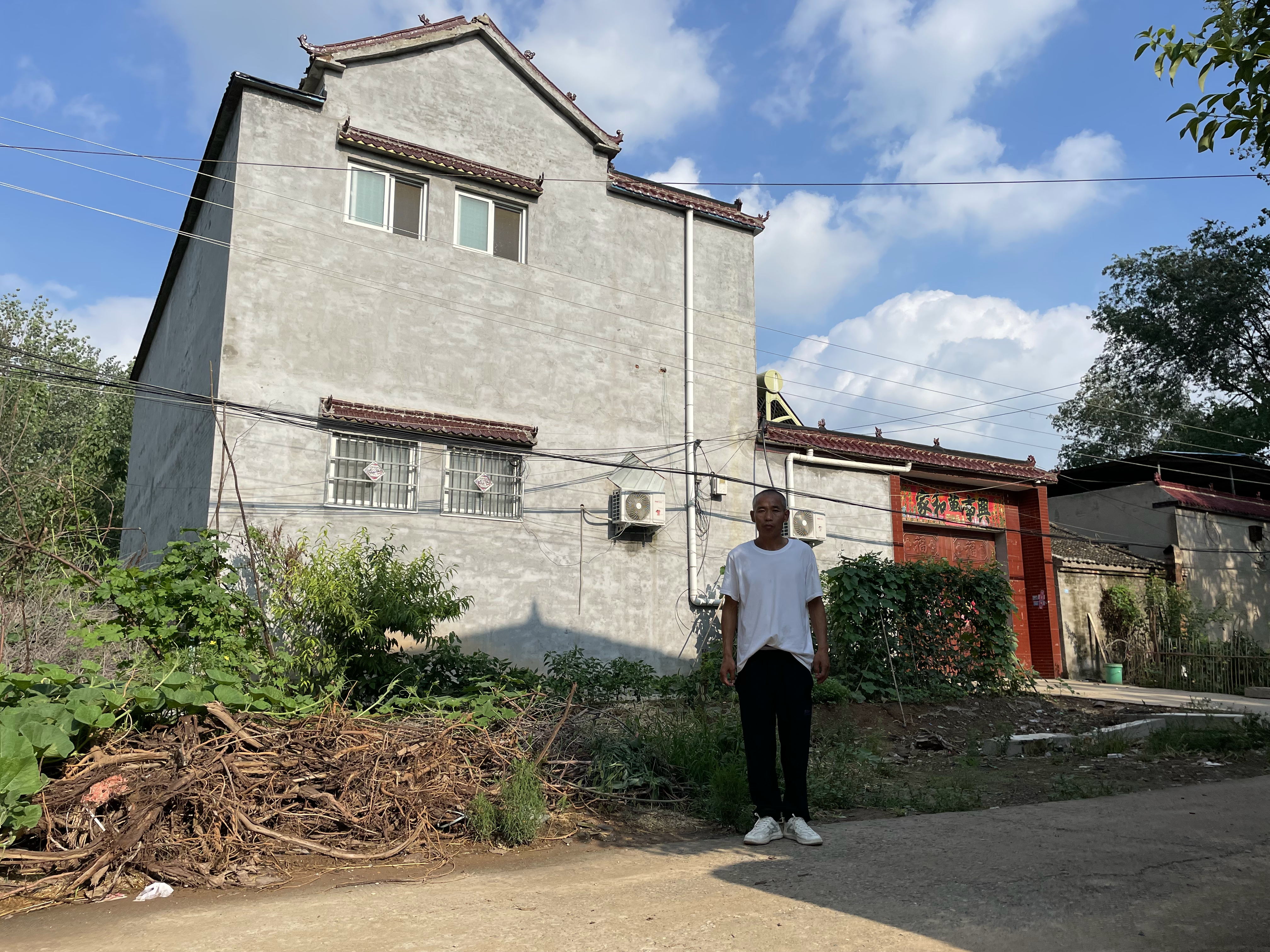 “杀人犯”谢哲海洗冤录:自称因凑热闹被控“强奸未遂后杀人”,服刑22年,出狱后仍在喊冤,靠打零工为生