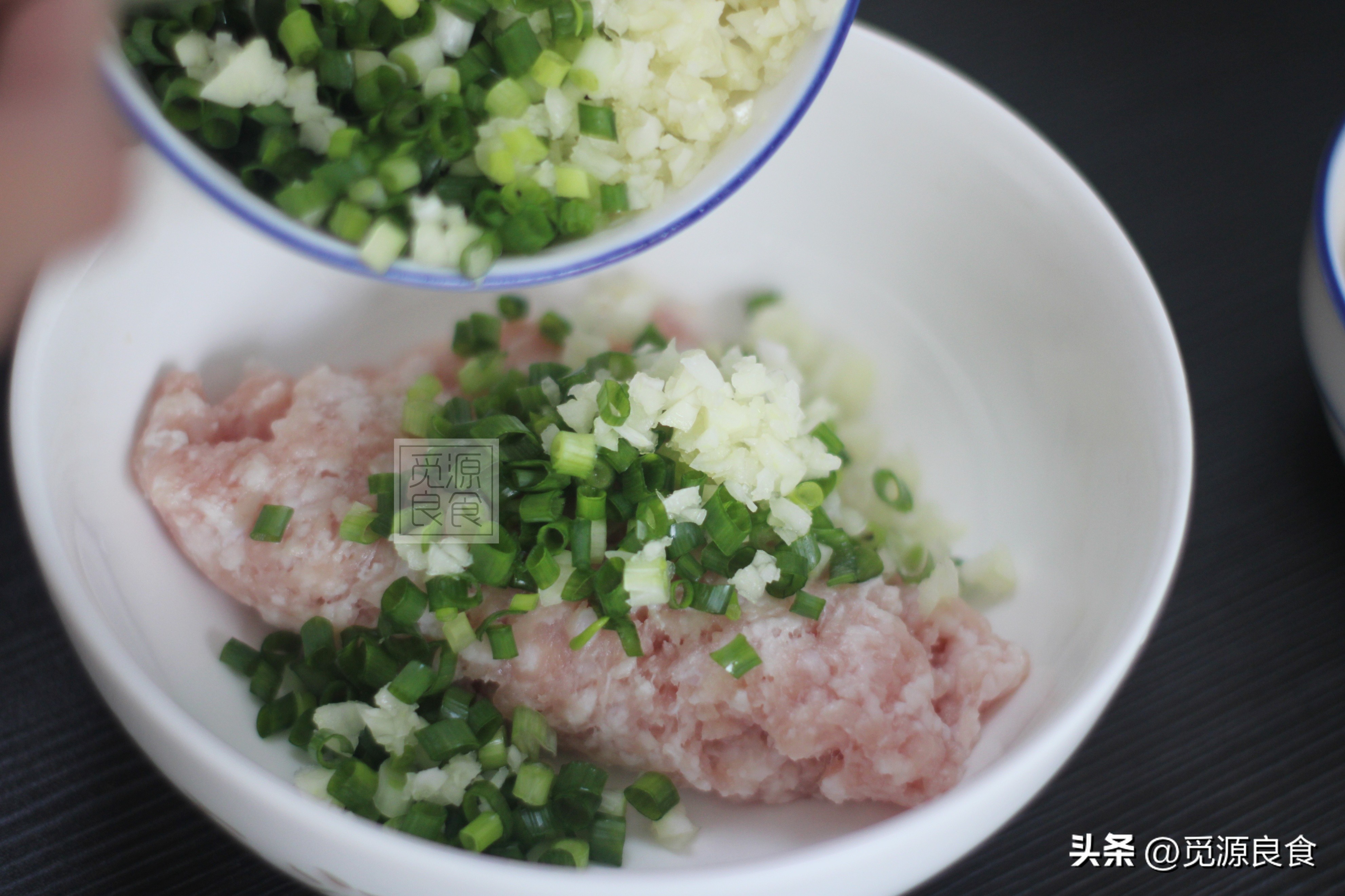 茄子韭菜鸡蛋饺子素馅的正宗做法,茄子丝瓜韭菜鸡蛋馅饺子