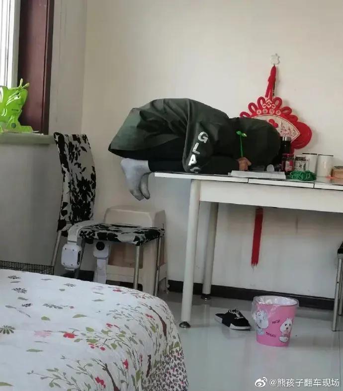 晚上到早上放好多屁很响怎么回事,总是放很响的屁是咋回事