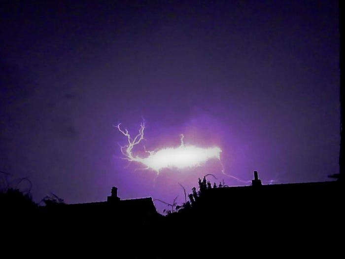 宇宙中疑似的外星飞船,不明飞行物是外星飞船吗