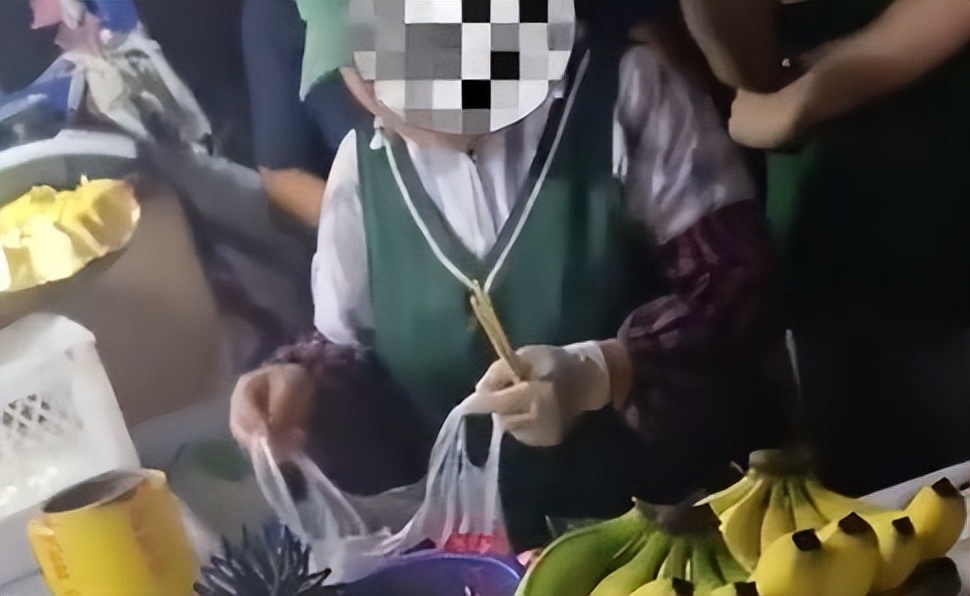 男子买水果遇缺斤短两反被怼,男子质疑摊主西瓜缺斤少两被怼