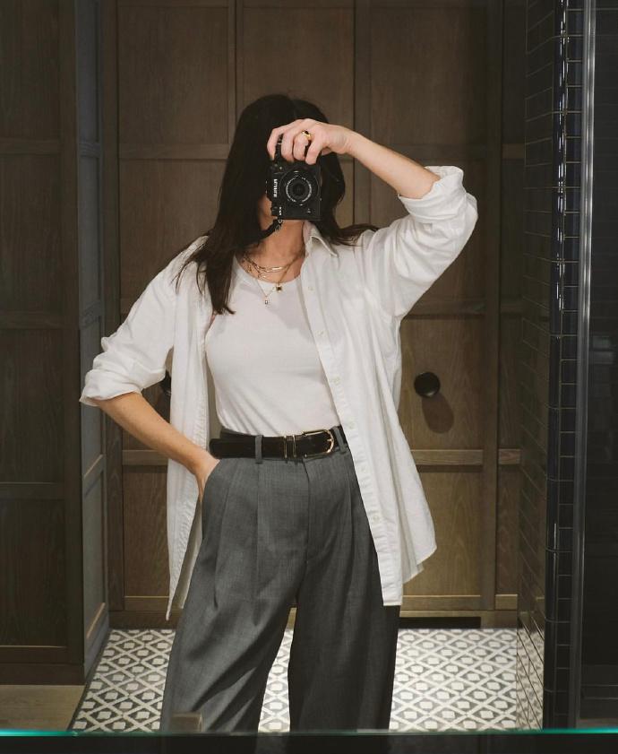 时尚潮流百搭垂感面料阔腿裤穿搭,蓝衬衣配藏蓝色阔腿裤慵懒风