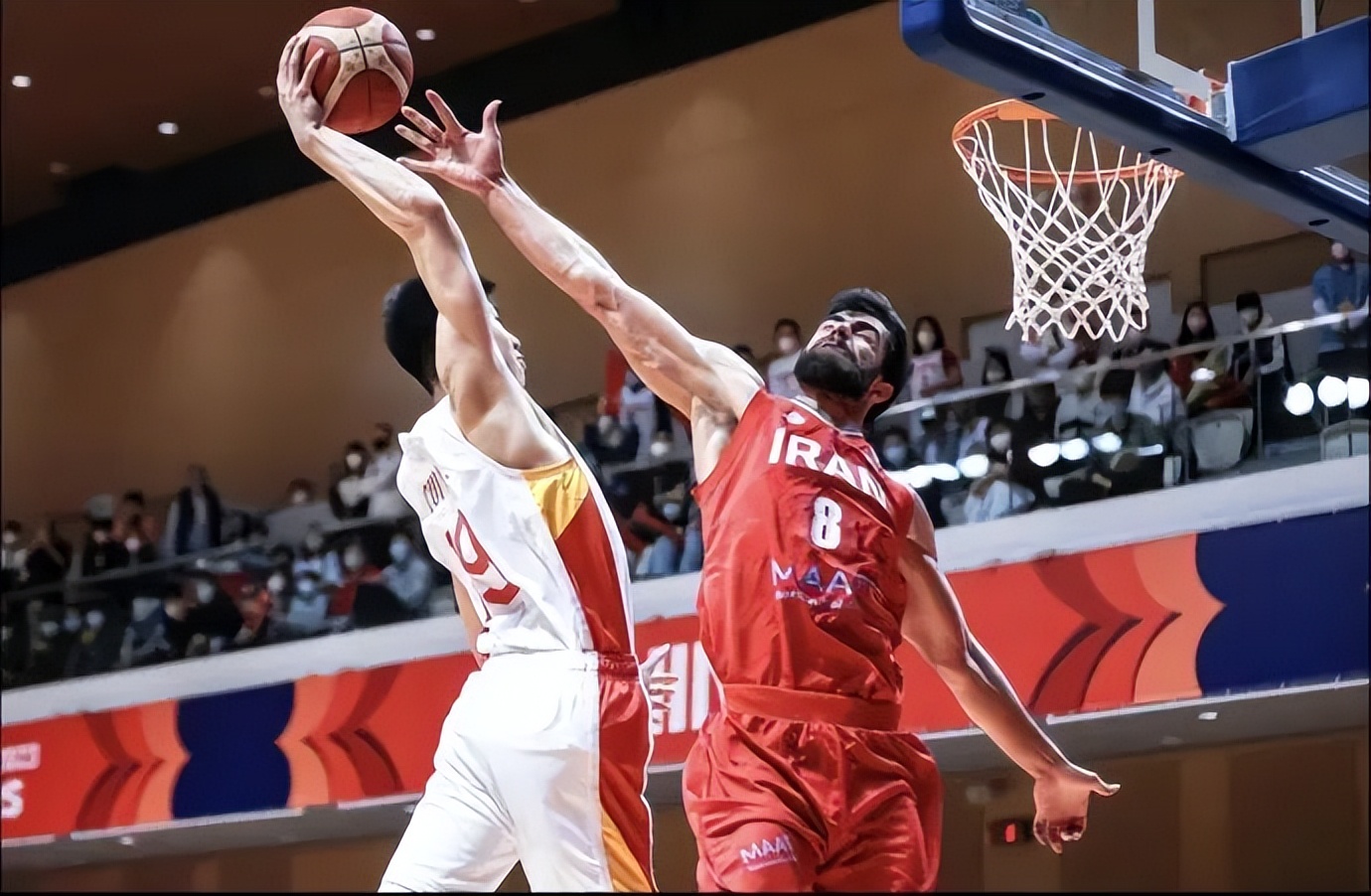 中伊之战最大收获乔帅终找到男篮外线组合说明书