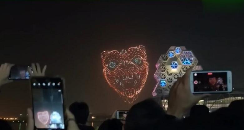 500架无人机飞过蔡英文头顶，蔡盛赞“台湾之光”，结果是大陆造