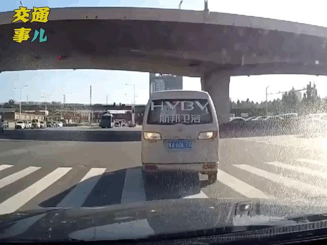 一组动图警示你：迎着阳光开车，刺眼的光线容易干扰司机的判断，阳光直射的时候记得戴好太阳镜放下遮阳板