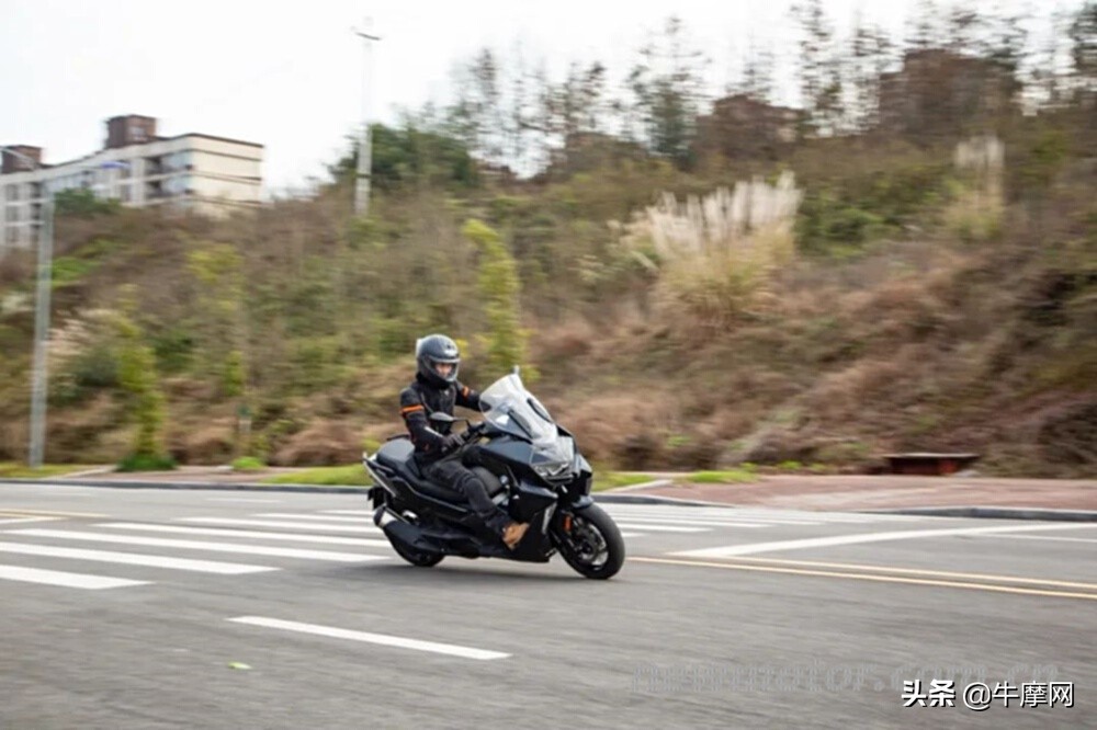 无极SR4Max｜宝马C400GT｜光阳赛艇S350横评（下）：出道即巅峰？