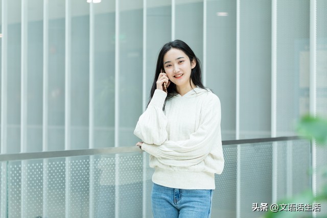 昨天上完一节古筝课，别班的一个同学来拿衣服，丝毫不理会我们