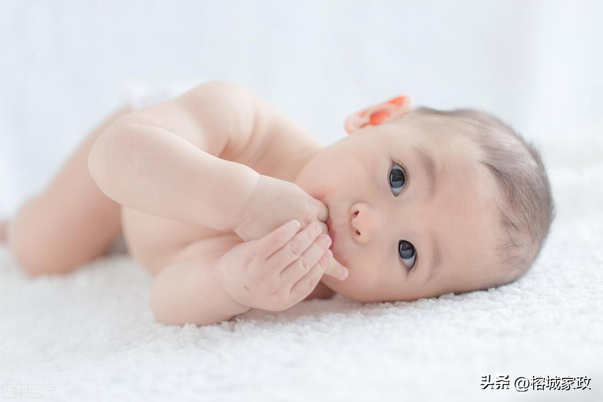 刚出生的宝宝皮肤干燥脱皮,刚出生宝宝脱皮怎么回事