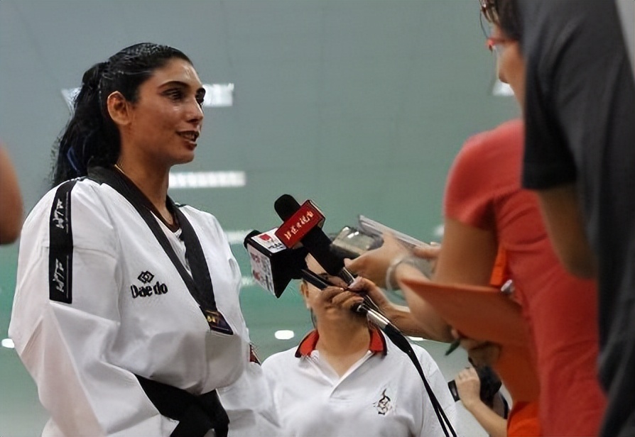 迪拜最漂亮公主长大后,迪拜最美公主戴黄金